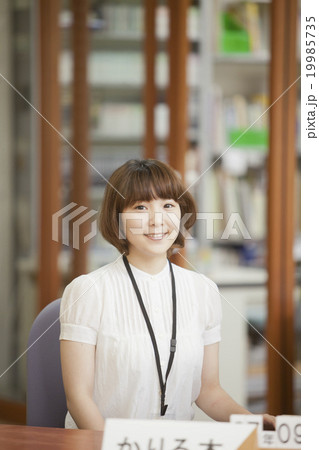 図書館で働く女性 図書館で働く女性 19985735