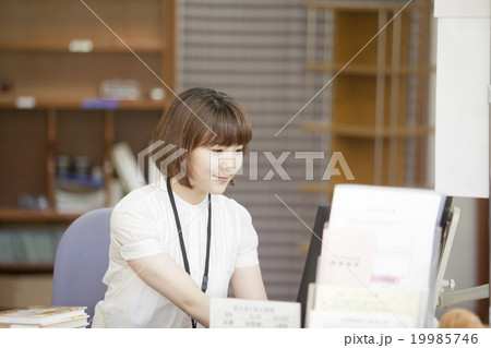 図書館で働く女性 図書館で働く女性 19985746