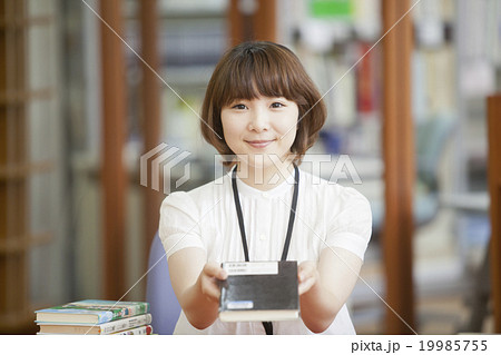図書館で働く女性 図書館で働く女性 19985755