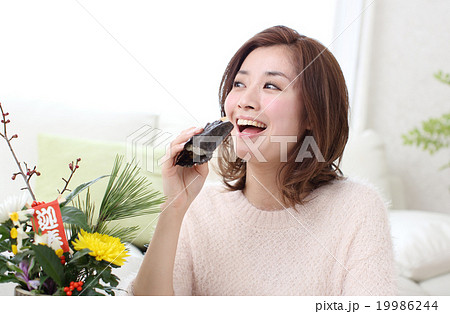 焼餅を食べる若い女性 19986244