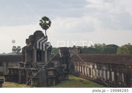 アンコール・ワットの経蔵とバルーン 19986285