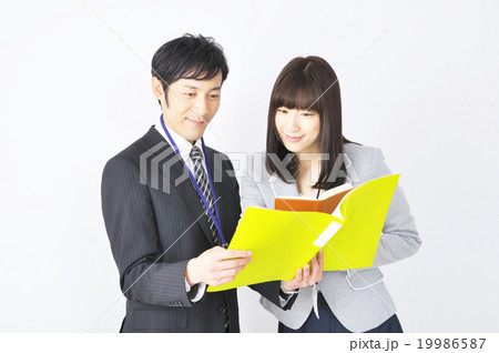 立ち話をするビジネスマン 立ち話をするビジネスマン 19986587