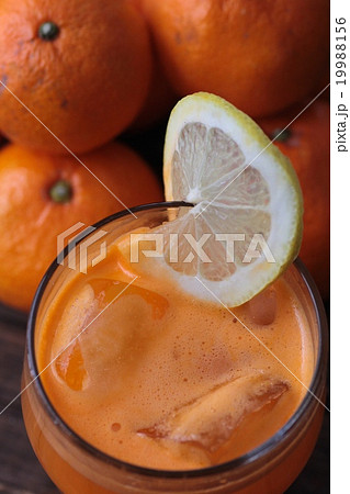 家で作った搾りたてミカン100％ジュースとミカン 19988156