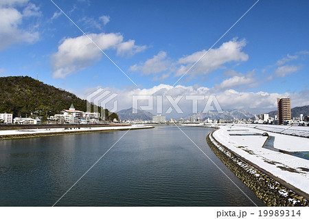 雪景色の広島市 太田川放水路 の写真素材