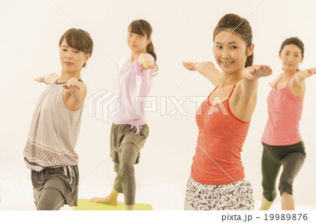 ホットヨガをする女性　 19989876