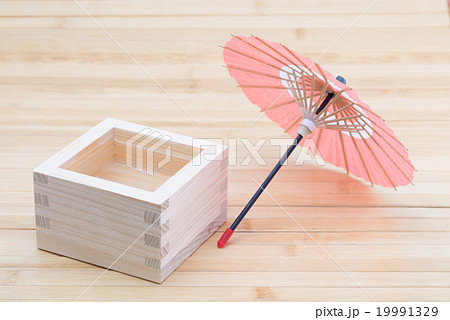 升酒と和傘のミニチュアの写真素材