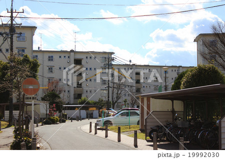 立ち並ぶ団地 19992030