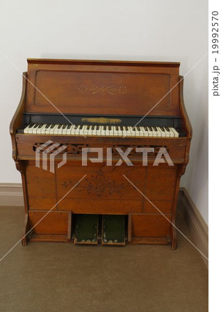日本製の古いリードオルガン　日本楽器製　アンティークなオルガン　蓋開き正面　縦 19992570