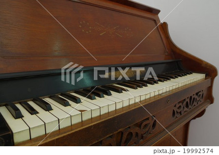 日本製の古いリードオルガン 日本楽器製 アンティークなオルガン 鍵盤部拡大俯瞰 横の写真素材 [19992574] - PIXTA