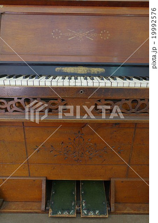 日本製の古いリードオルガン 日本楽器製 アンティークなオルガン 正面 鍵盤とペダルの写真素材 [19992576] - PIXTA