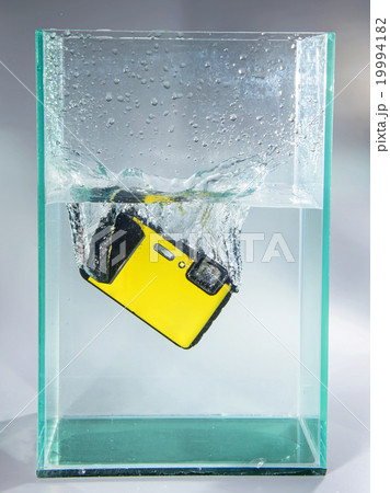 camera dropped in container water 19994182