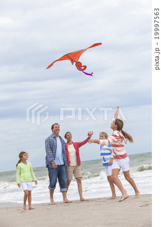 Family Parents Girl Children Flying Kite on Beach Family Parents Girl Children Flying Kite on Beach 19997563