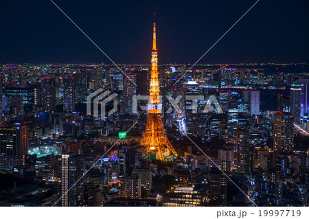 六本木から望む 東京タワーの夜景の写真素材