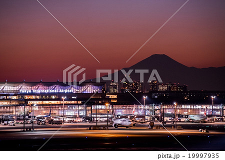 羽田空港国際線ターミナルの夕景 19997935