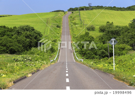 7月 北海道のまっすぐな道 根釧台地の広大な風景 の写真素材