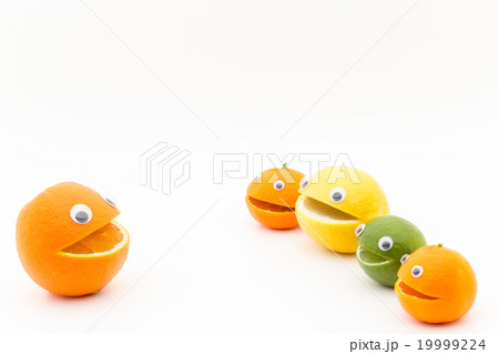 目玉付き柑橘類の聴講:wiggly-eyed citrus attending a lecture 19999224