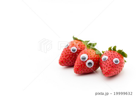 目玉シール付き苺三兄弟:wiggly-eyed strawberry brothers 19999632