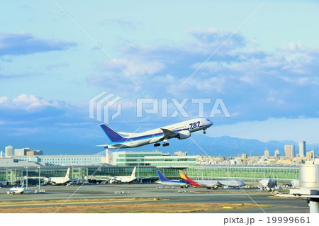 羽田空港を出発する飛行機 羽田空港を出発する飛行機 19999661