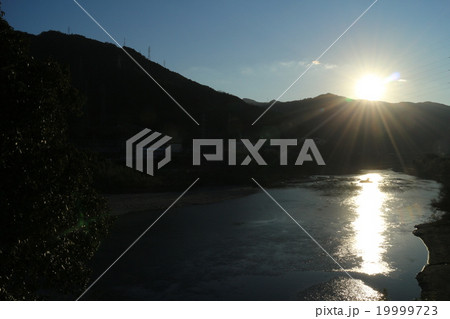 吉野川ハイウェイオアシスから見た吉野川の夕景 吉野川ハイウェイオアシスから見た吉野川の夕景 19999723