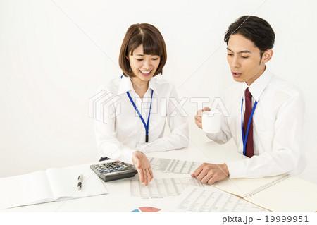 オフィスで資料を説明するOLのビジネスイメージ 19999951