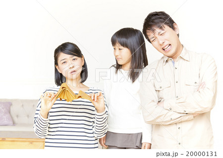 財布を逆さにお金が無いのを困る親子 20000131