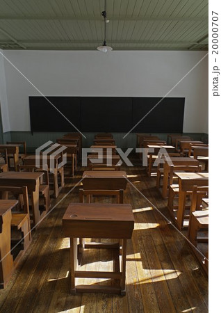 信州 松本 重要文化財 旧制松本高校 復元教室 教壇より 縦 大正時代の西洋建築様式の代表例 信州 松本 重要文化財 旧制松本高校 復元教室 教壇より 縦 大正時代の西洋建築様式の代表例 20000707
