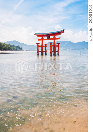 itsukushima shrine japan miyajima torii gate 20001019