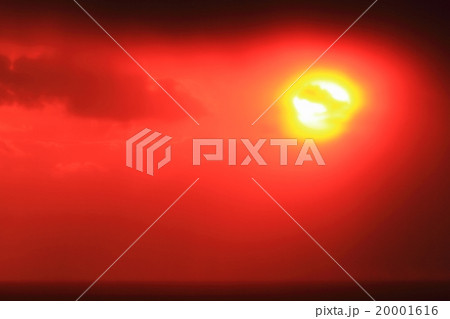 瀬戸内の播磨灘に沈む神秘的な夕日と幻想的で燃え上がる夕焼け 瀬戸内の播磨灘に沈む神秘的な夕日と幻想的で燃え上がる夕焼け 20001616