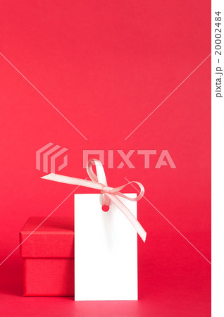 Gift box with empty tag with ribbon 20002484