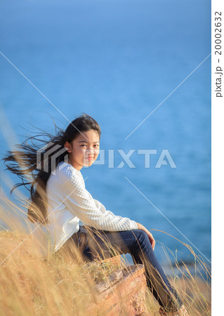 asian girl relaxing emotion sitting in field asian girl relaxing emotion sitting in field 20002632