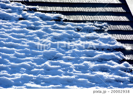 屋根上の雪融け 20002938