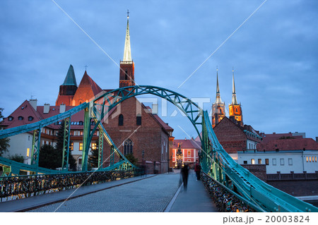 Tumski Bridge in Wroclaw at Dusk 20003824