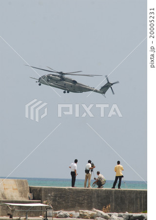 テレビカメラの前で低空飛行をする米軍ヘリコプター テレビカメラの前で低空飛行をする米軍ヘリコプター 20005231