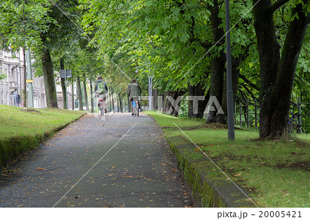 ドイツの河川敷き歩道 20005421