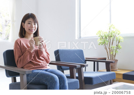 女性　コーヒー 20006758