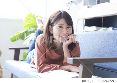 女性　雑誌　寝転ぶ 20006759