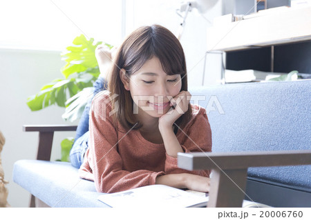 女性　雑誌　寝転ぶ 20006760