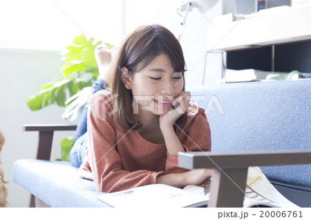 女性　雑誌　寝転ぶ 20006761
