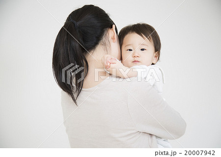 赤ちゃんとお母さんの写真素材