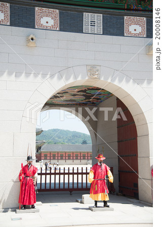 Security at Gate of Gyeongbokgung Palace 20008146