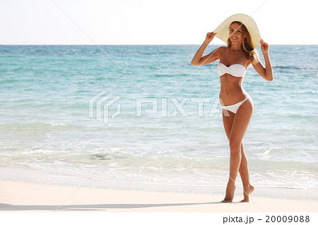 Woman on the beach 20009088