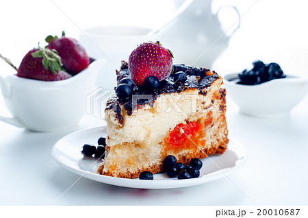 cheesecake with strawberries and chocolate 20010687