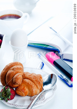 breakfast  croissant  and notebook    20010699