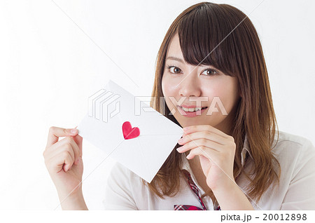 ラブレターを持つ女性 手紙 告白 女子高校生 アップの写真素材 0128
