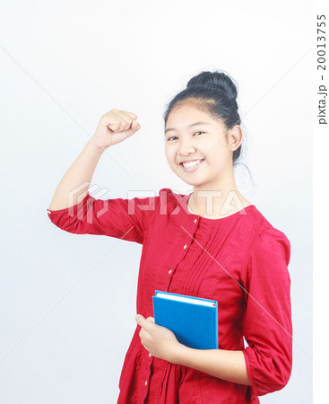 young attractive asian girl who reads a book 20013755