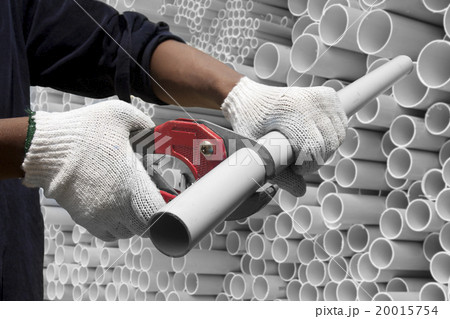 Worker cutting pvc pipe in construction site 20015754
