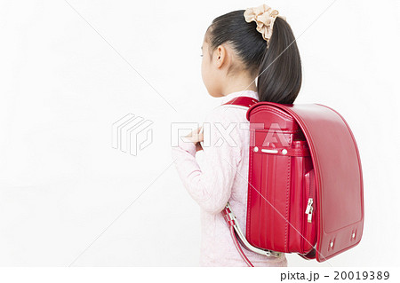 ランドセルを背負った女の子 後ろ姿 小学生の女の子 ボディパーツ パーツカット ランドセル 小学生の写真素材 0193