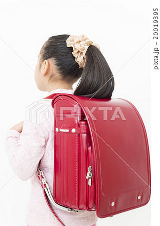 ランドセルを背負った女の子 後ろ姿 小学生の女の子 ボディパーツ パーツカット ランドセル 小学生の写真素材