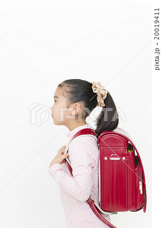 ランドセルを背負った女の子 横向き 小学生の女の子 ボディパーツ パーツカット ランドセル 小学生の写真素材