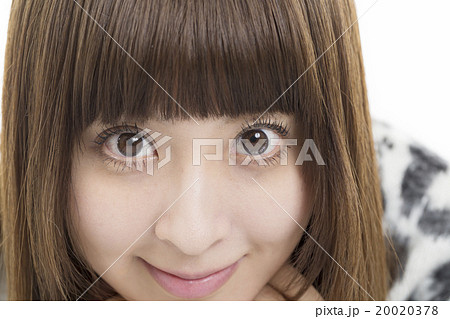 若い女性ポートレート 顔アップ 笑顔 若い女性ポートレート 顔アップ 笑顔 20020378
